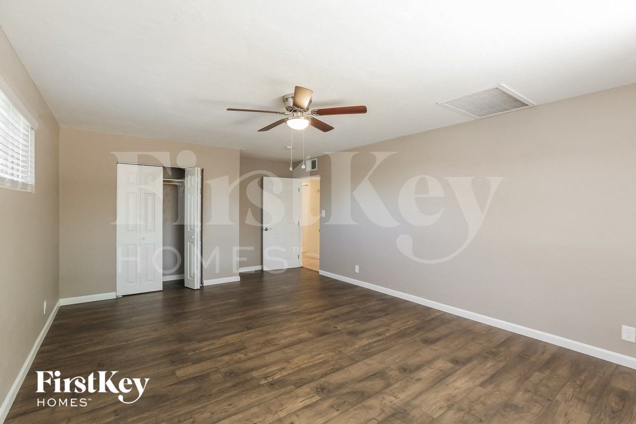 547 W 18th St - Photo 7 of 15