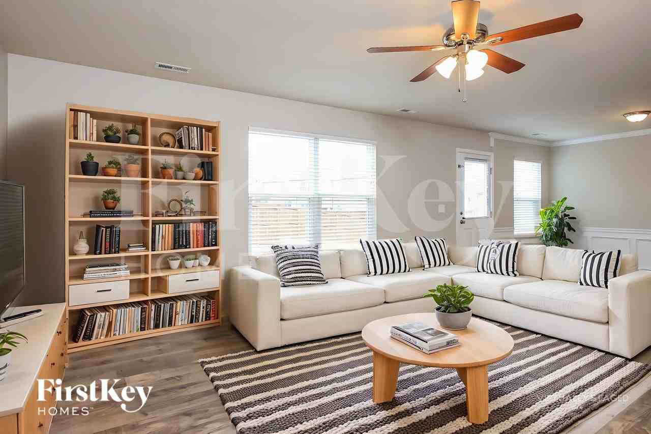 4361 Prairie Creek Trl - Photo 4 of 18