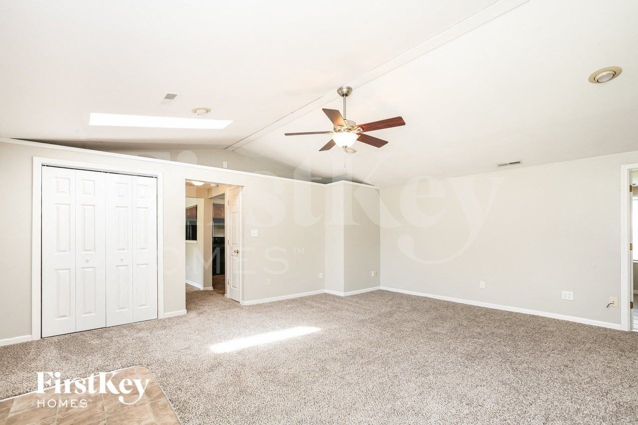 3312 S Parker Ave - Photo 4 of 15