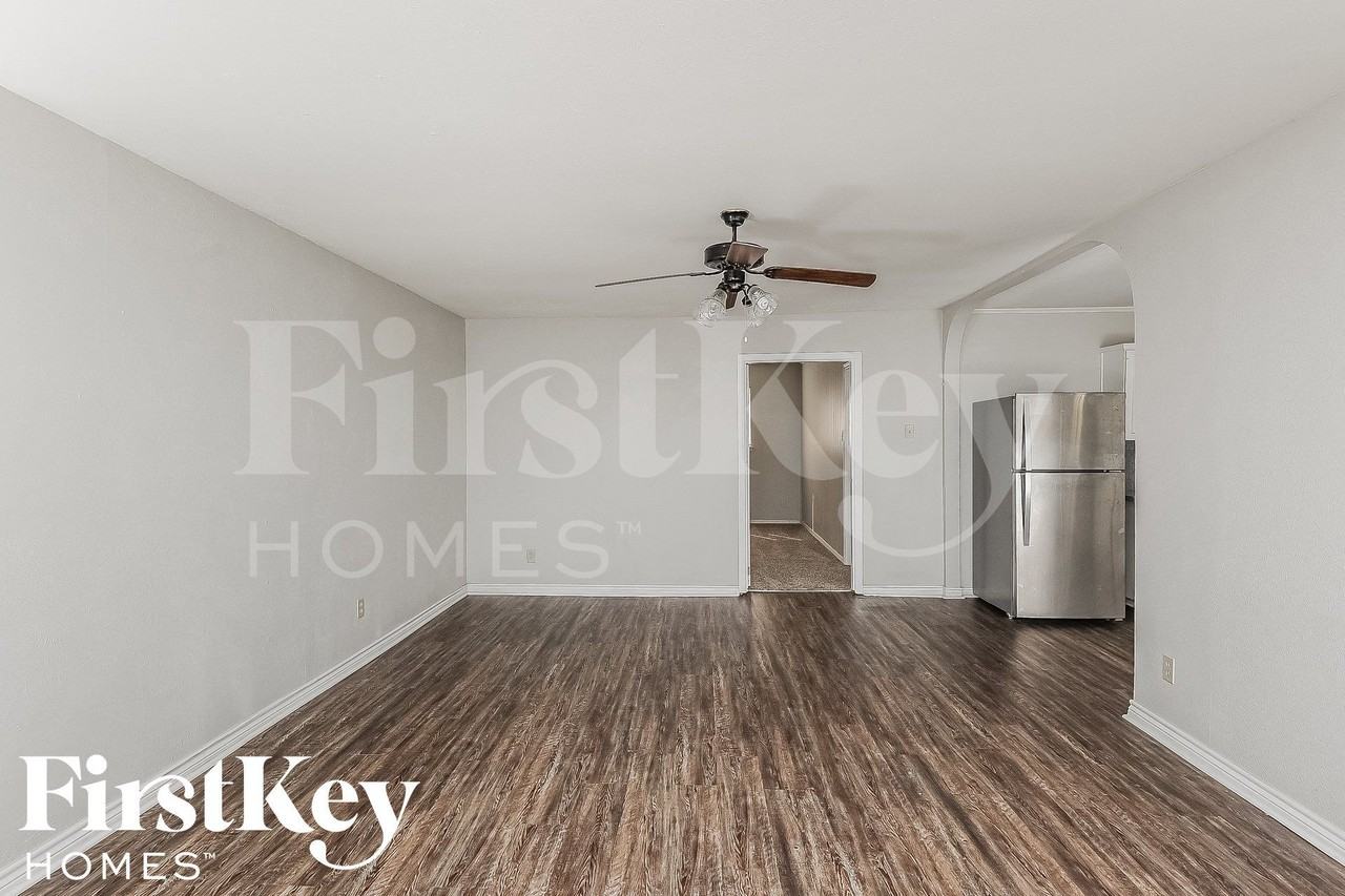 2202 Lockwood Dr - Photo 2 of 15