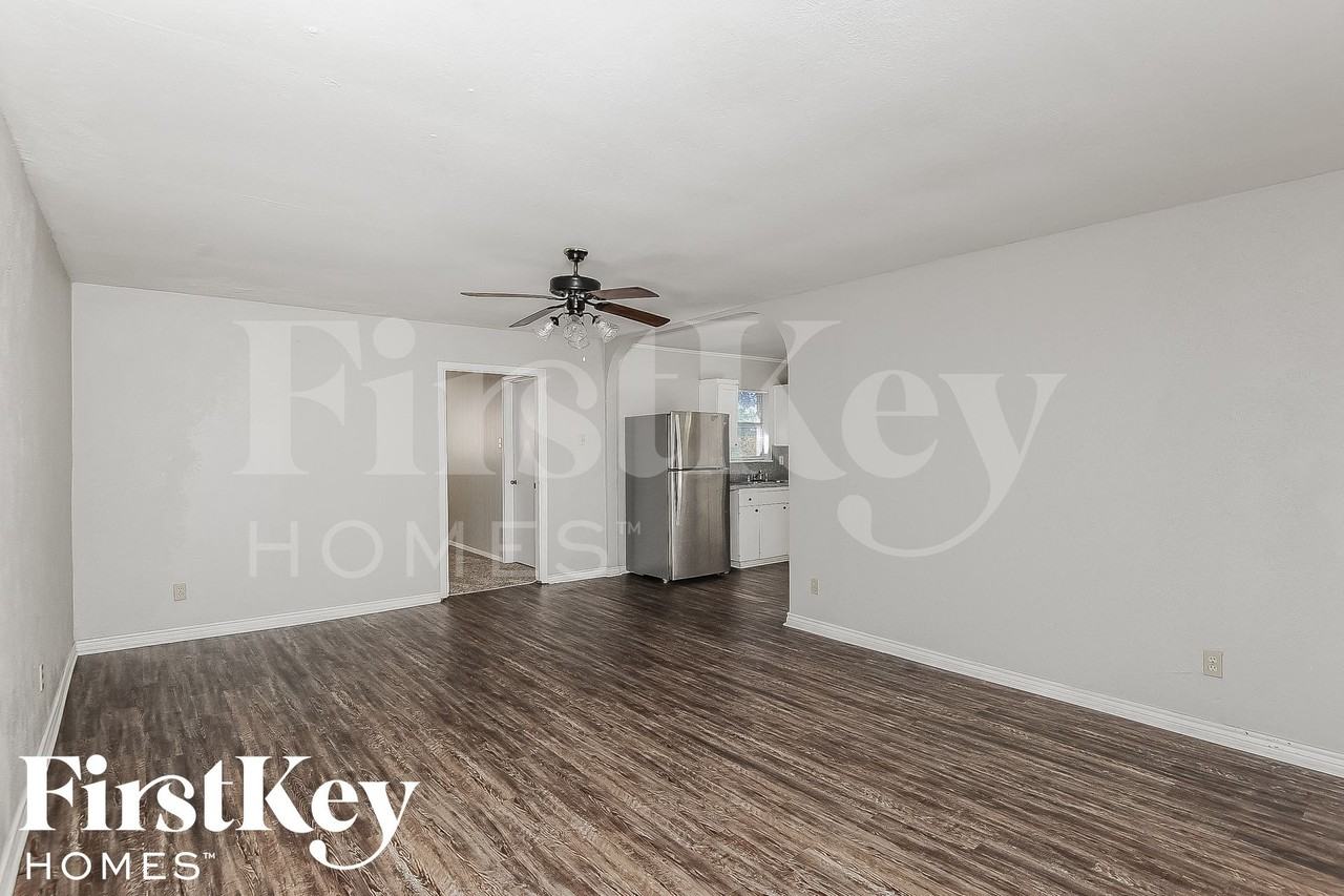 2202 Lockwood Dr - Photo 3 of 15