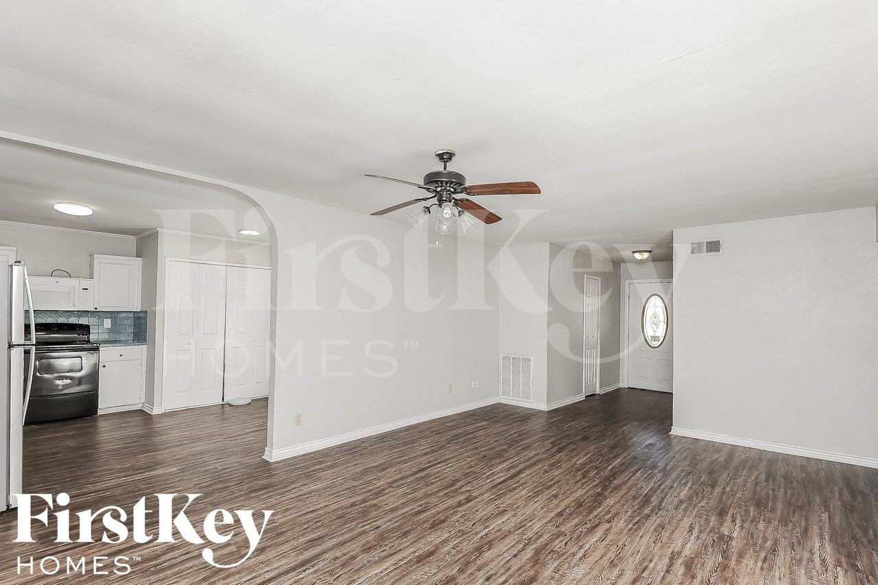 2202 Lockwood Dr - Photo 4 of 15