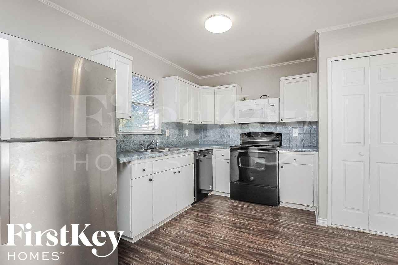 2202 Lockwood Dr - Photo 6 of 15