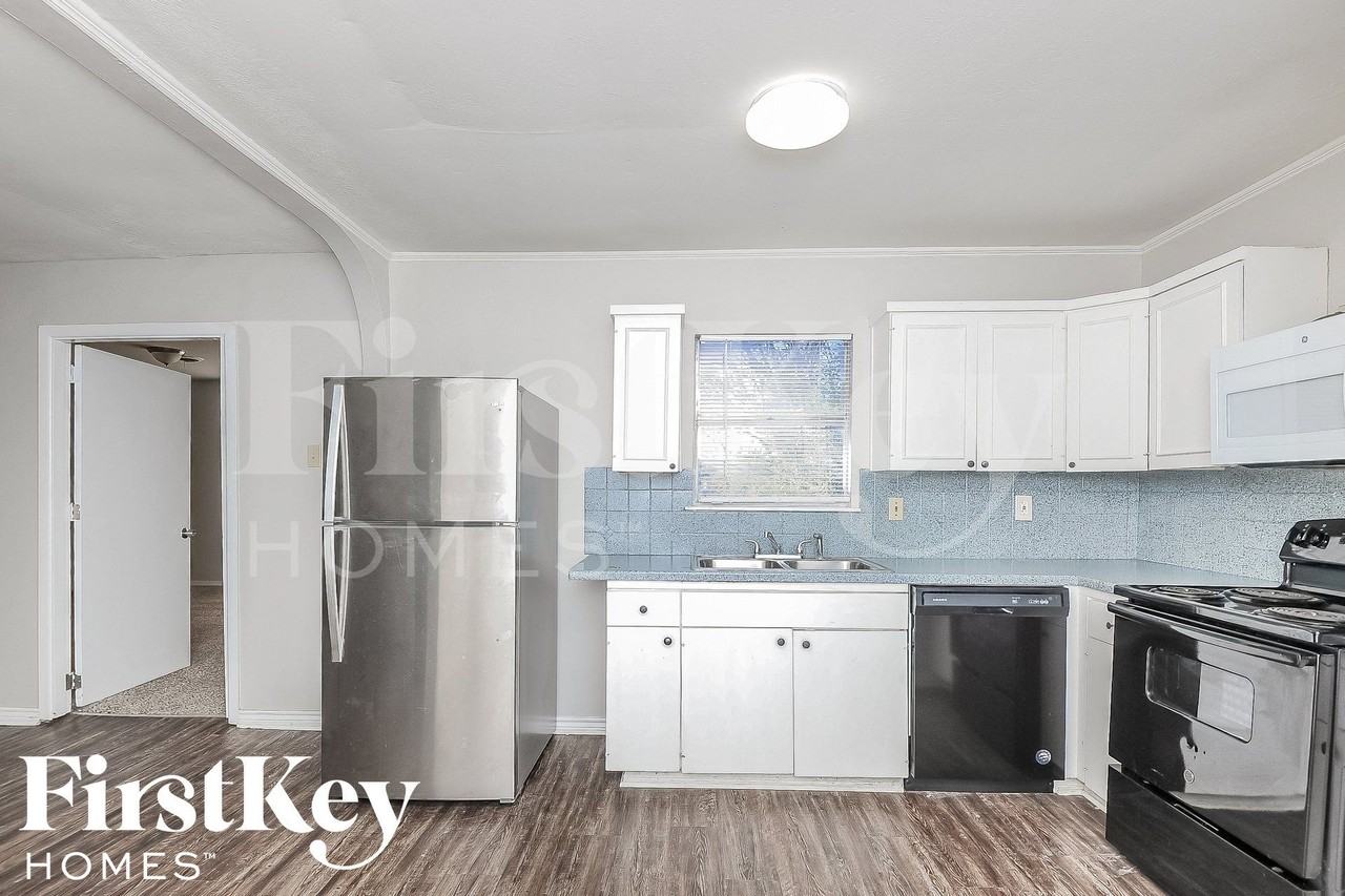 2202 Lockwood Dr - Photo 7 of 15