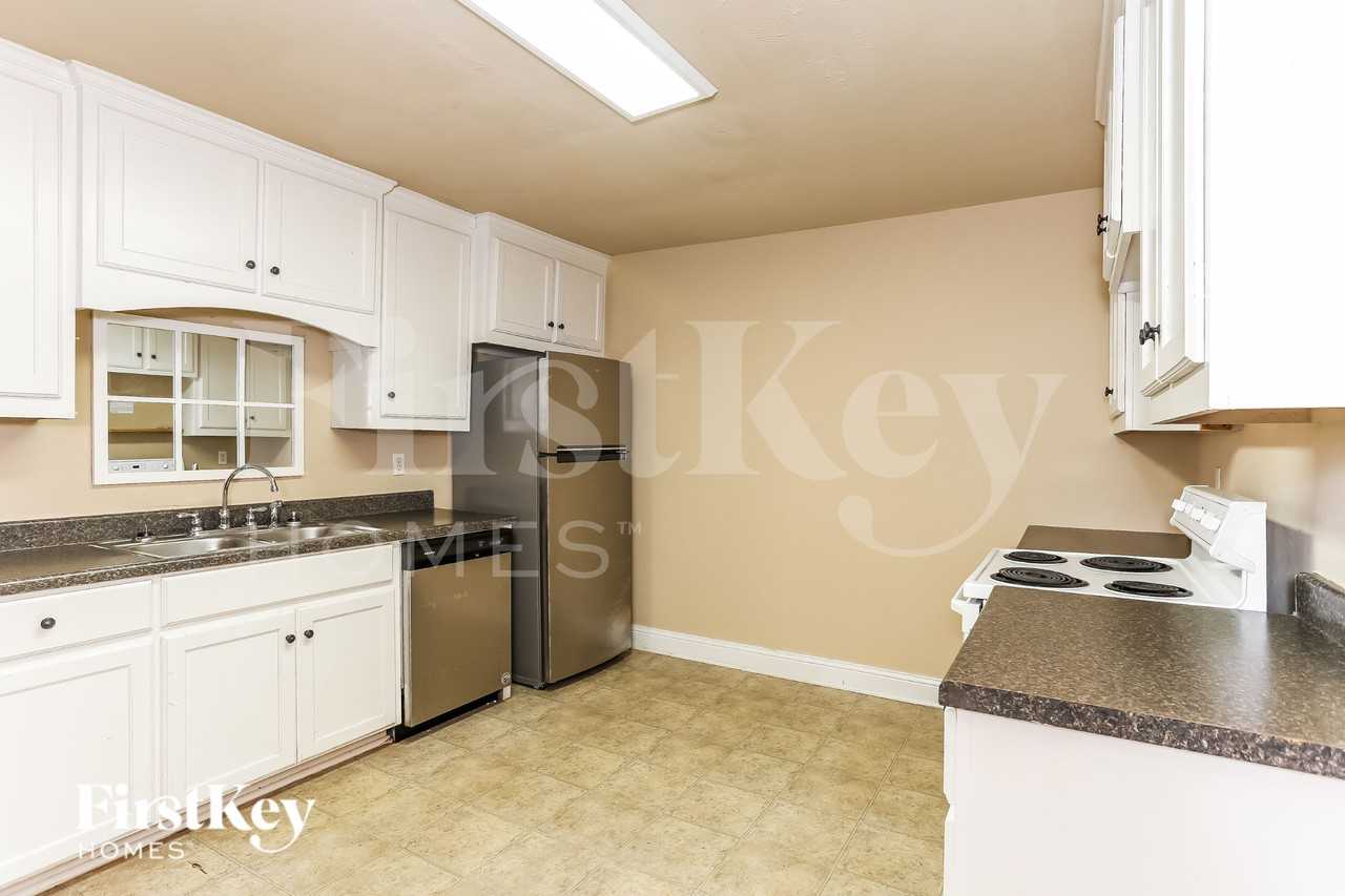 1103 Warden St - Photo 6 of 15