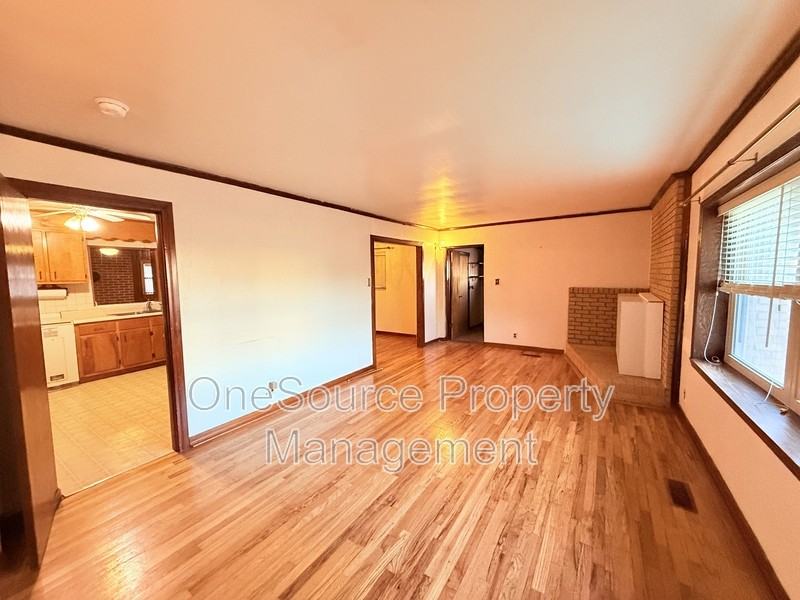 656 S 11th St - Photo 4 of 20