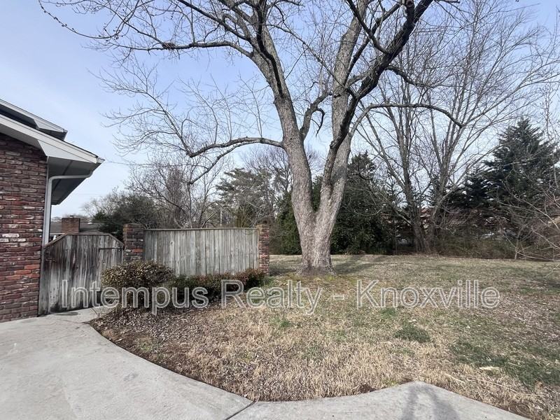 9505 E Laurens Ln - Photo 4 of 38