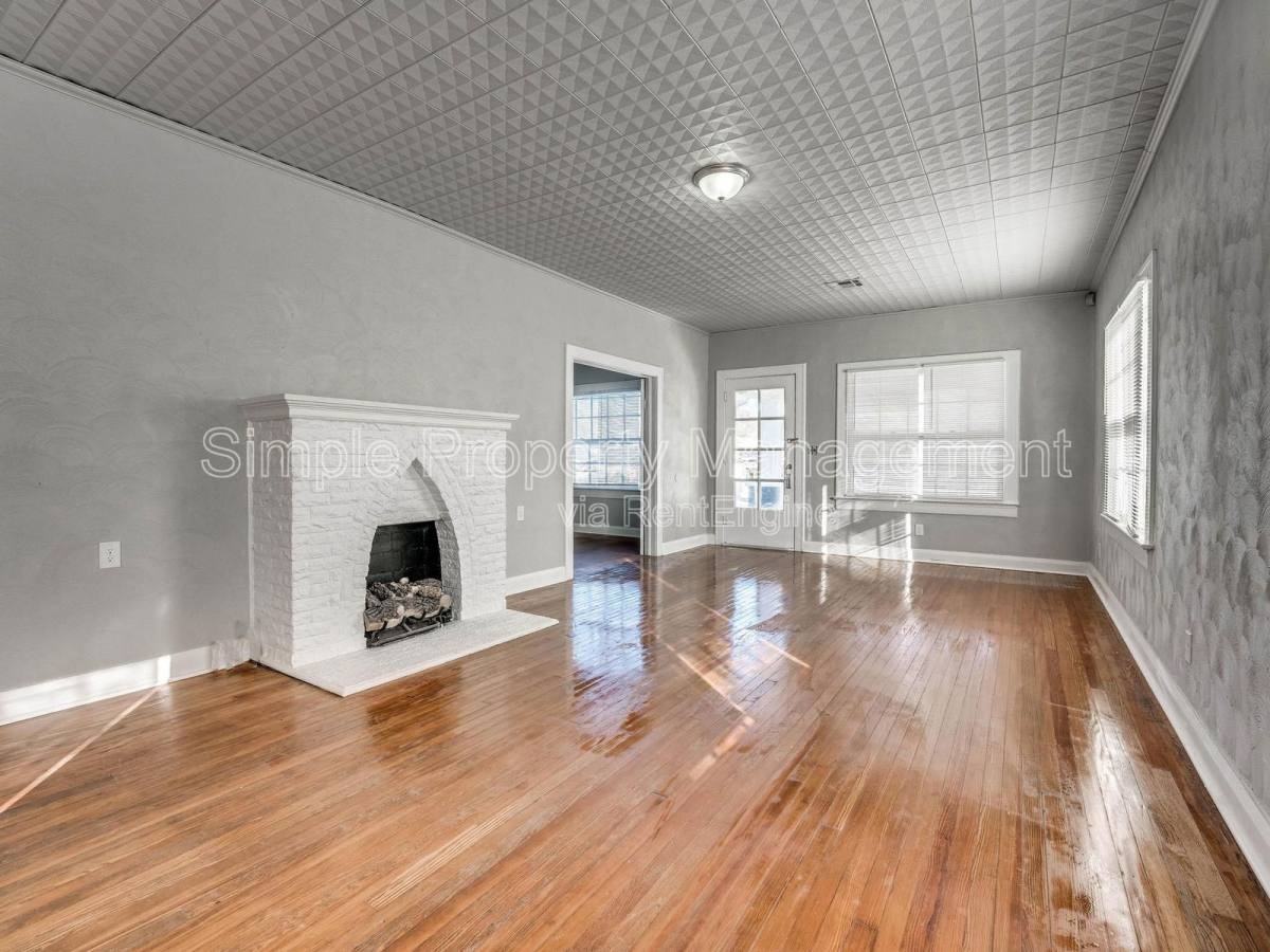 812 N Broadway Ave - Photo 2 of 10