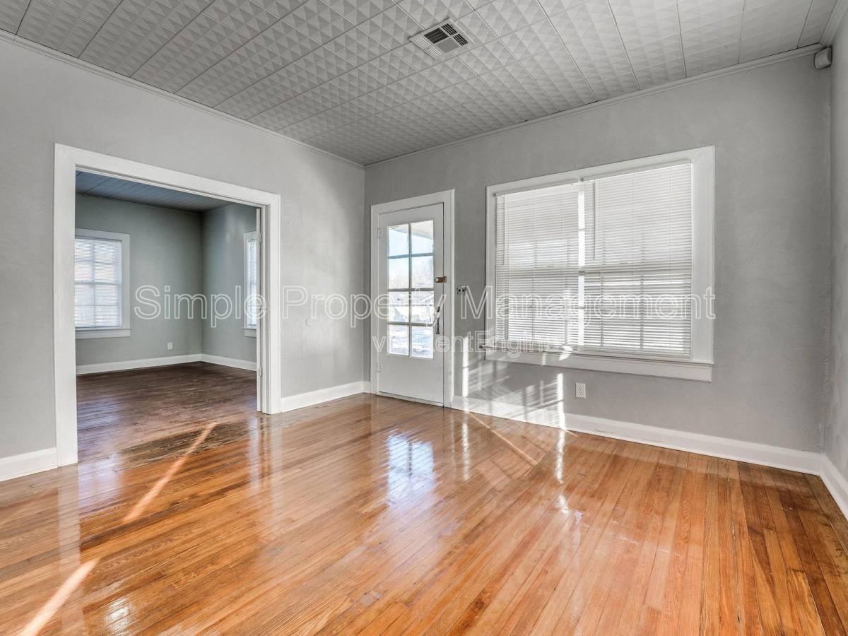 812 N Broadway Ave - Photo 3 of 10