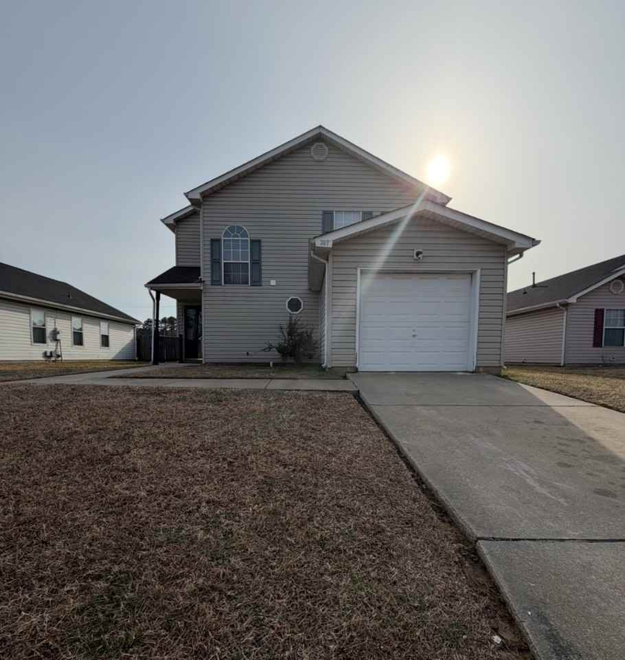 307 Greenfield Cres - Photo 2 of 11