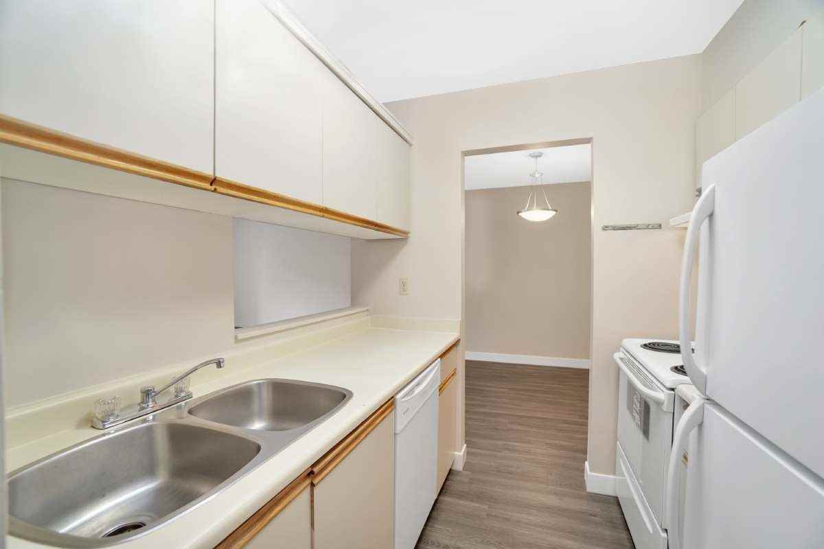 Carlton Park Gardens Apartments - Photo 3 of 9