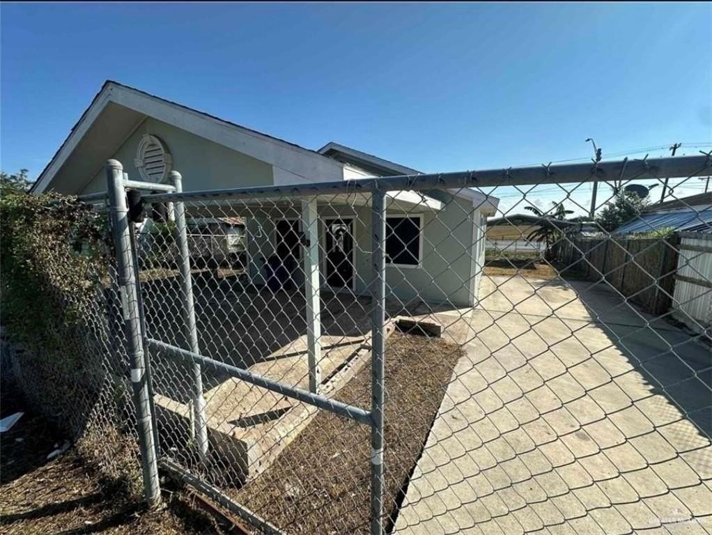 12802 Apache Dr - Photo 2 of 10