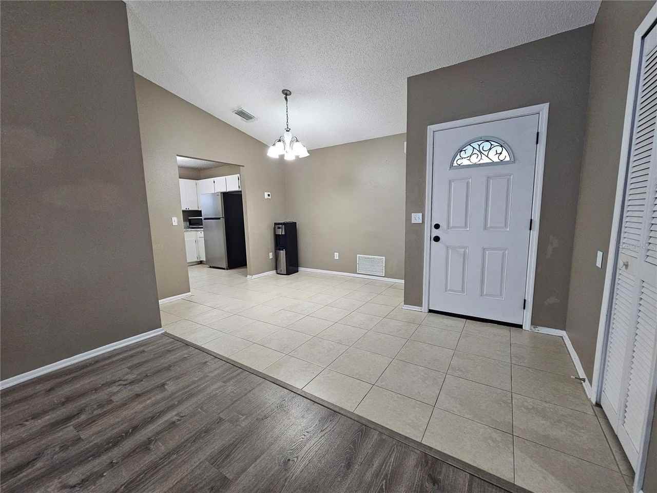 1060 Dees Dr - Photo 4 of 19