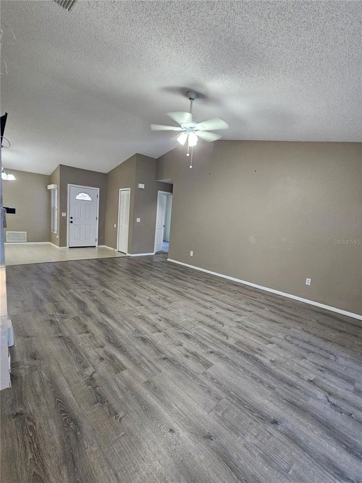 1060 Dees Dr - Photo 6 of 19