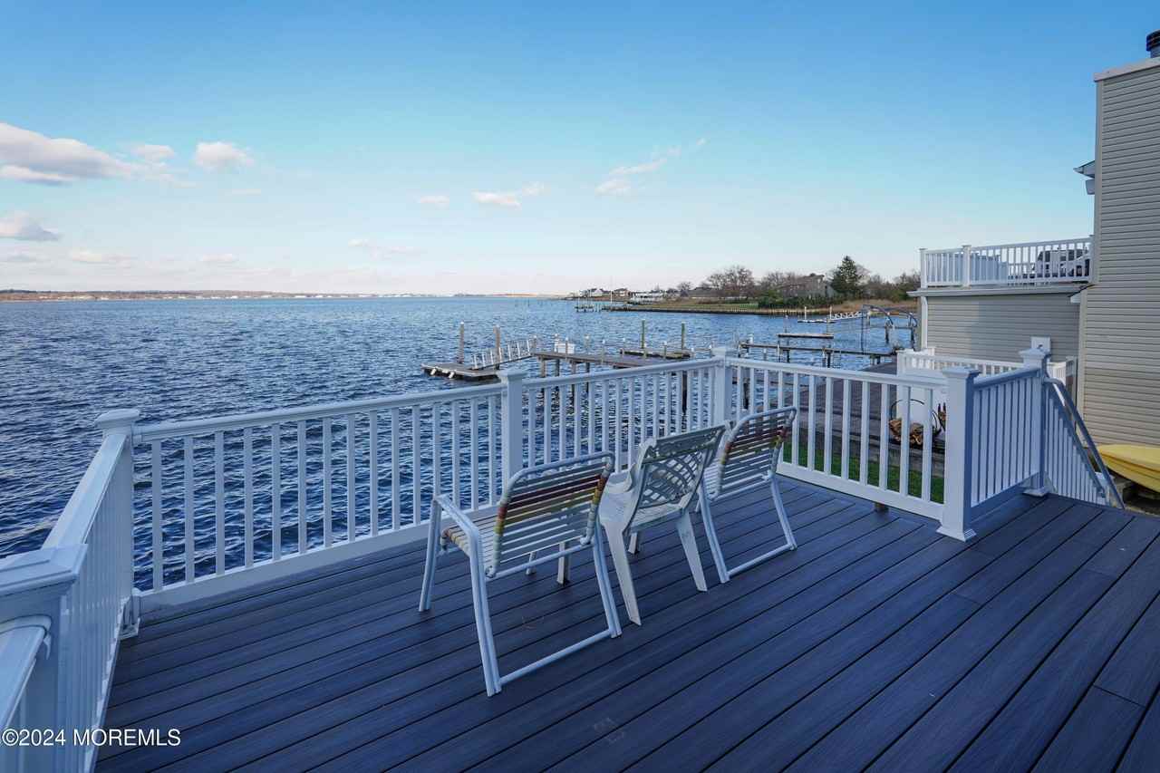 91 Cayuga Ave - Photo 3 of 50