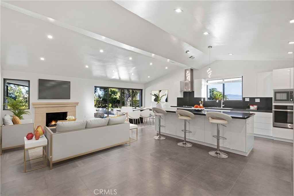 20509 Califa St - Photo 3 of 15