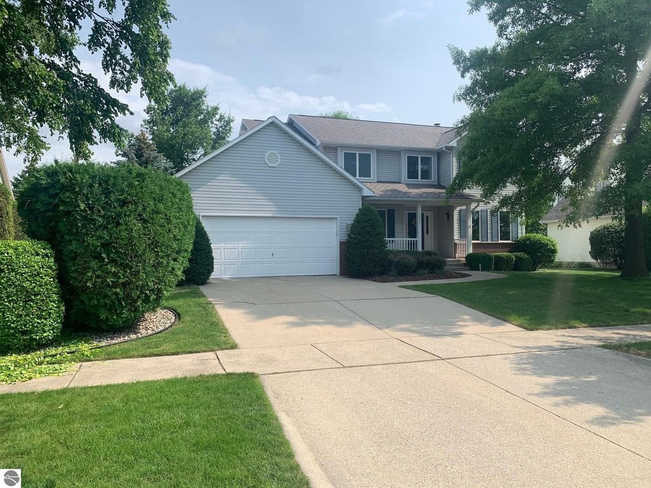 1631 Eastpointe Dr - Photo 3 of 39