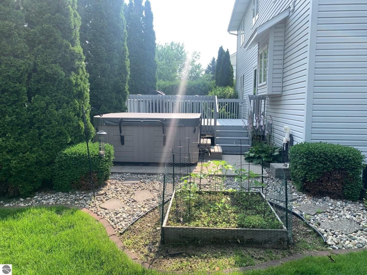 1631 Eastpointe Dr - Photo 5 of 39