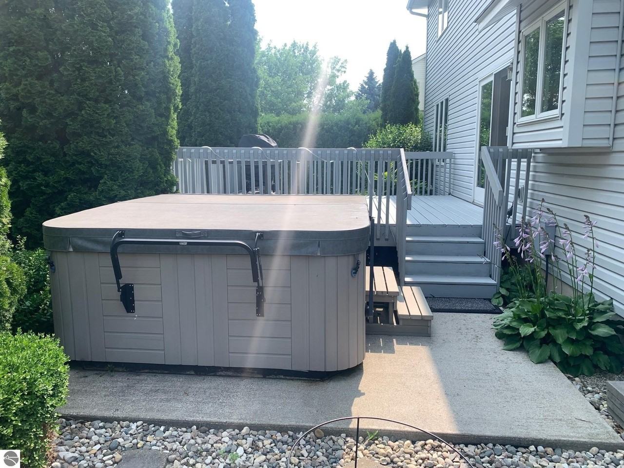 1631 Eastpointe Dr - Photo 6 of 39