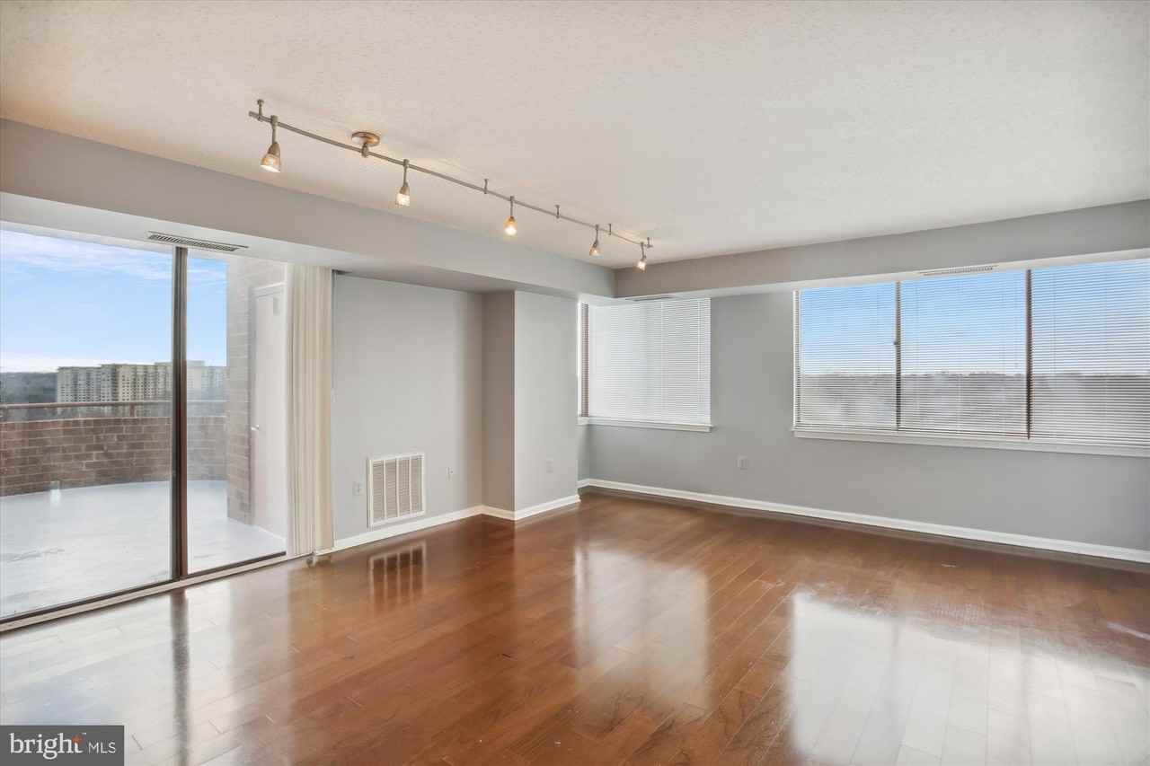 10101 Grosvenor Pl Apt 2005 #2005 - Photo 7 of 35