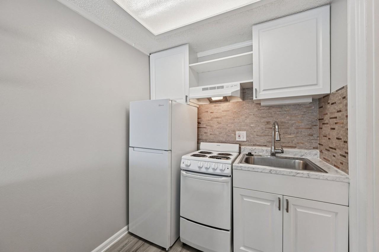 Clubside ~ Boutique Cottage Style Living in a Laid Back Coastal Community - Photo 7 of 10