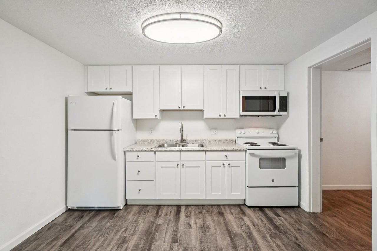 Royal Glen ~ Boutique Cottage Style Living Meets Hassle Free Leasing - Photo 7 of 10