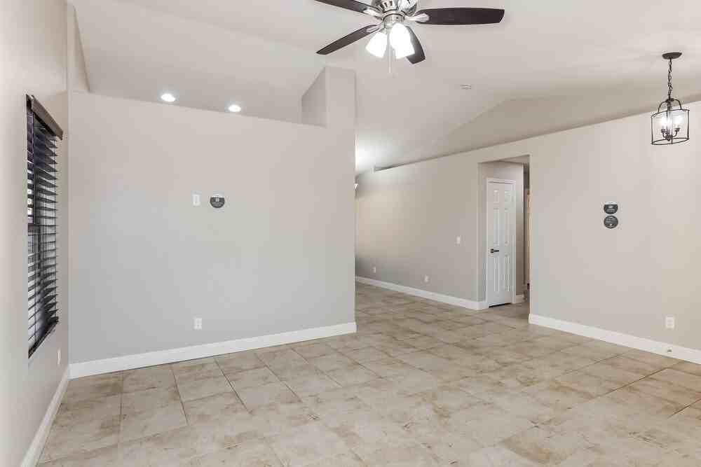 10842 W Sands Dr - Photo 4 of 16