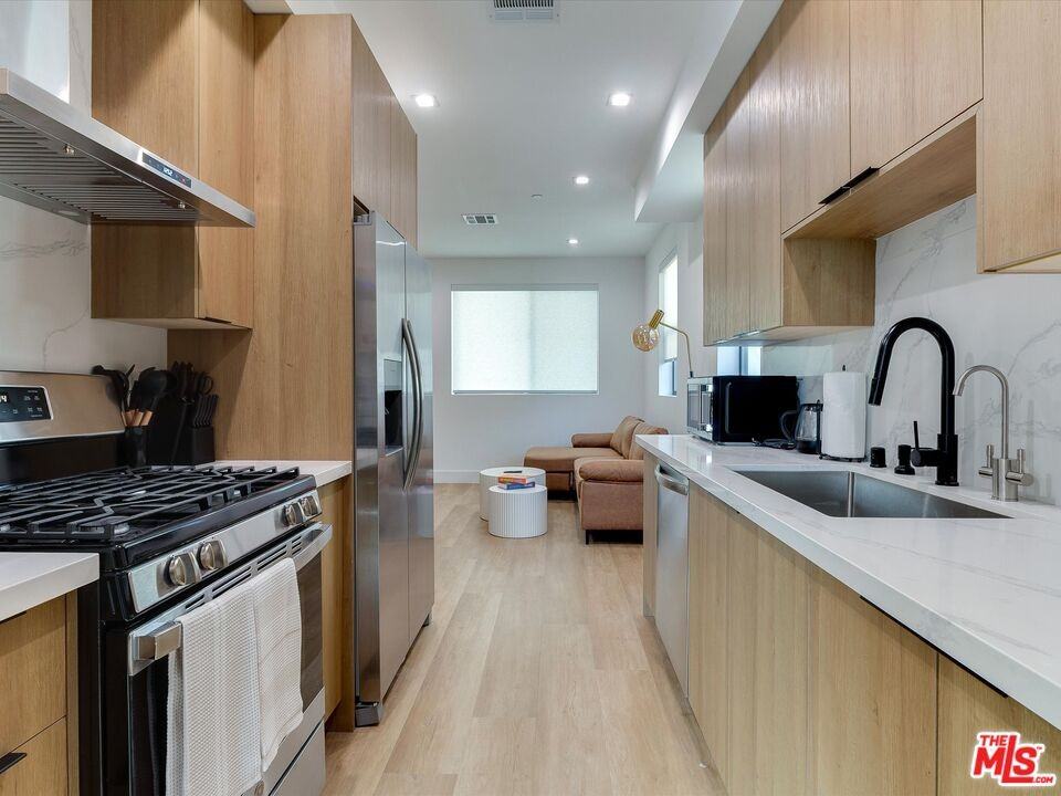 2815 S Redondo Blvd #2815 - Photo 3 of 18