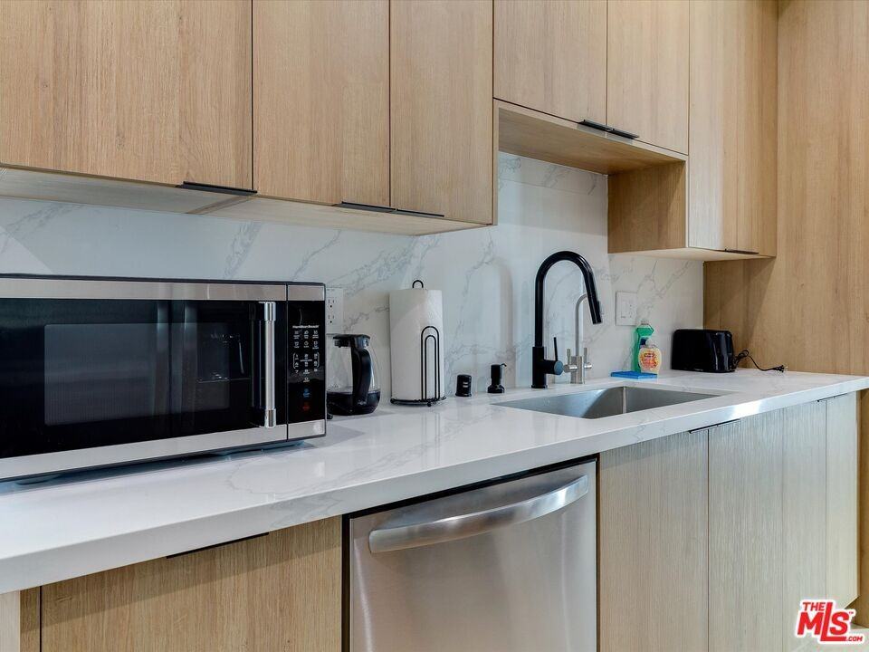 2815 S Redondo Blvd #2815 - Photo 4 of 18