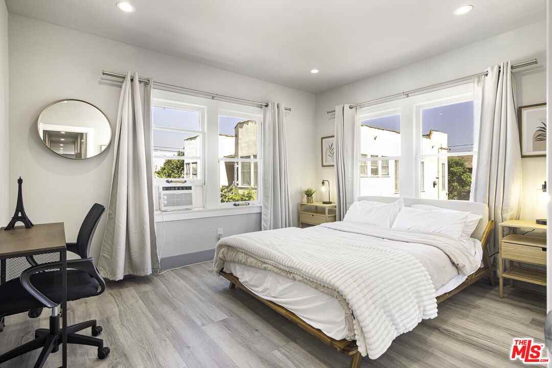 1559 1/2 S Harvard Blvd #1559 - Photo 5 of 11