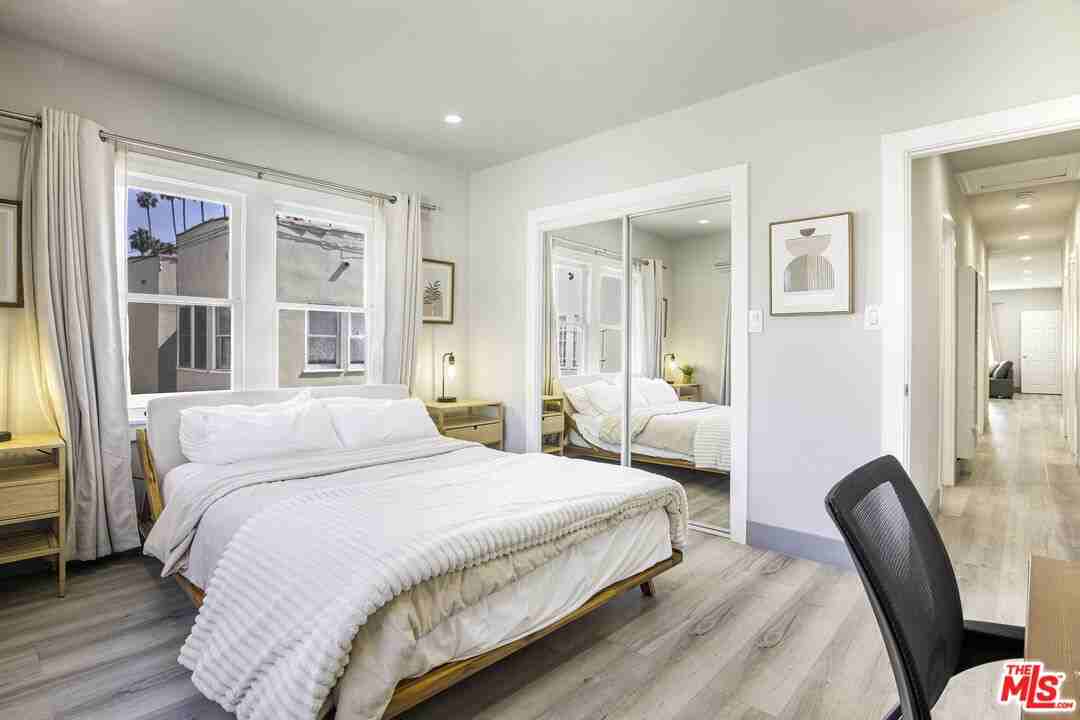 1559 1/2 S Harvard Blvd #1559 - Photo 6 of 11