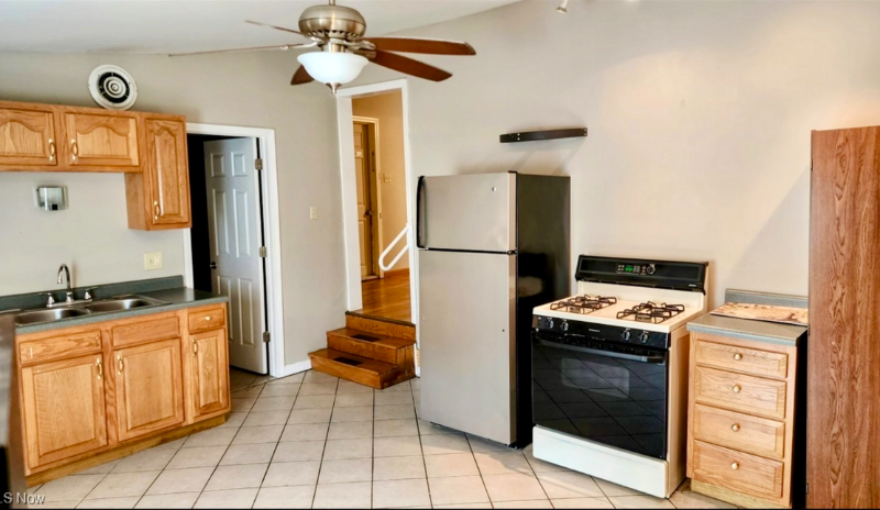 2002 Brownlee Ave - Photo 2 of 7