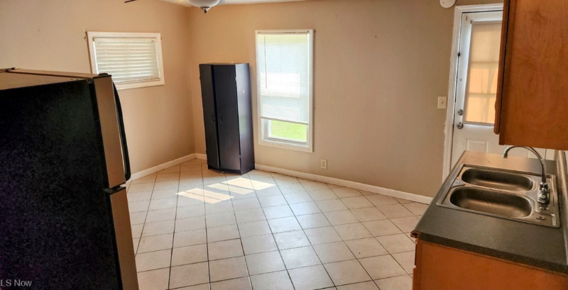 2002 Brownlee Ave - Photo 3 of 7