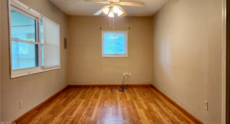 2002 Brownlee Ave - Photo 4 of 7