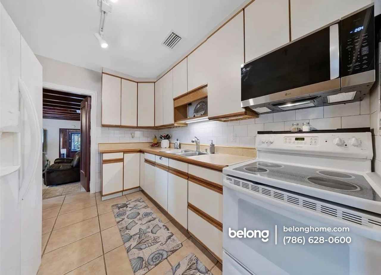 237 Sw 20th St - Photo 3 of 10