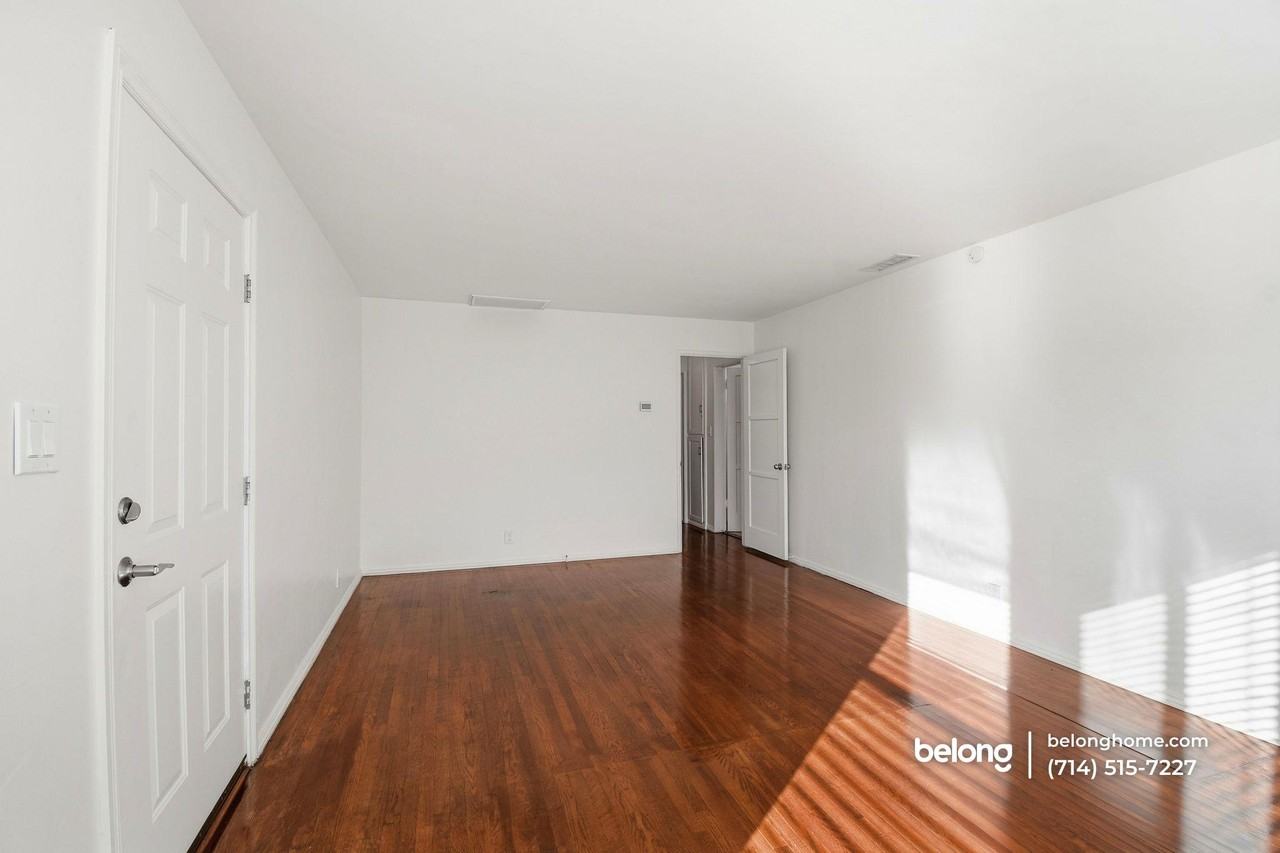 185 N Batavia St - Photo 4 of 22