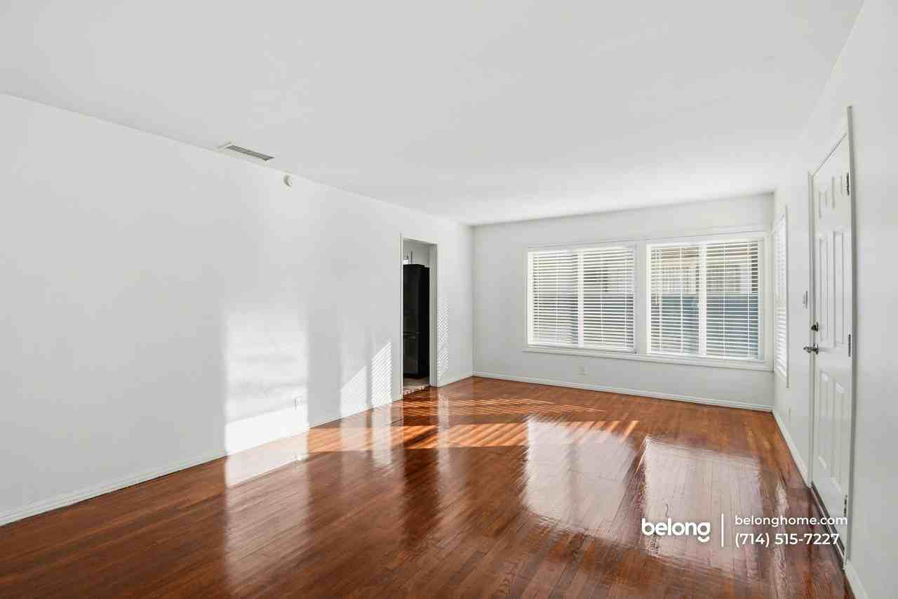 185 N Batavia St - Photo 5 of 22