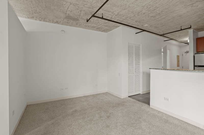 910 S Clark St - Photo 3 of 14