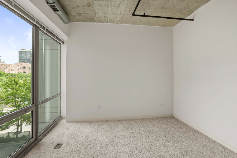 910 S Clark St - Photo 4 of 14