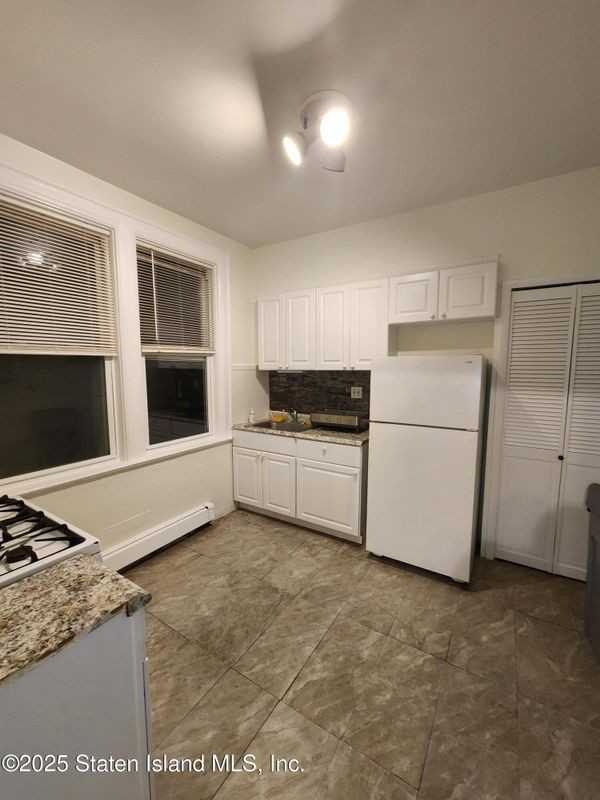 164 Cromwell Ave - Photo 4 of 12