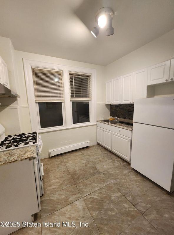 164 Cromwell Ave - Photo 5 of 12