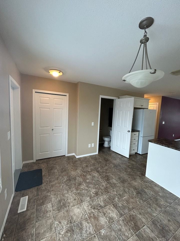 134 Keedwell Street (Full House), Saskatoon 1103sq.ft | 3 Bedrooms | 1.5 Bathrooms Move - Photo 2 of 20