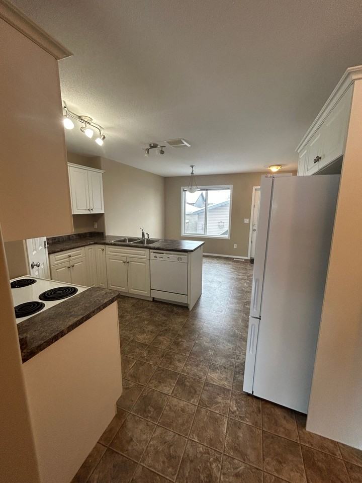134 Keedwell Street (Full House), Saskatoon 1103sq.ft | 3 Bedrooms | 1.5 Bathrooms Move - Photo 3 of 20