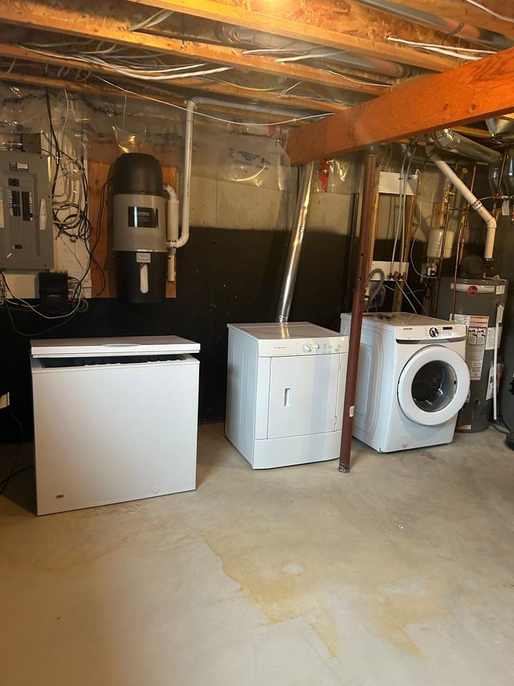 134 Keedwell Street (Full House), Saskatoon 1103sq.ft | 3 Bedrooms | 1.5 Bathrooms Move - Photo 4 of 20