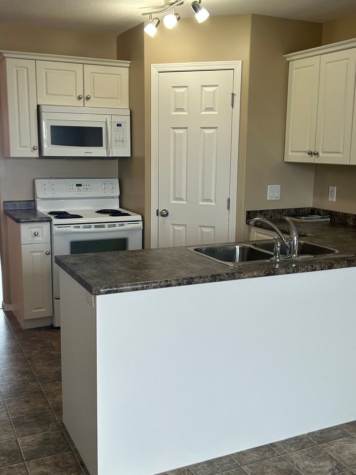 134 Keedwell Street (Full House), Saskatoon 1103sq.ft | 3 Bedrooms | 1.5 Bathrooms Move - Photo 7 of 20