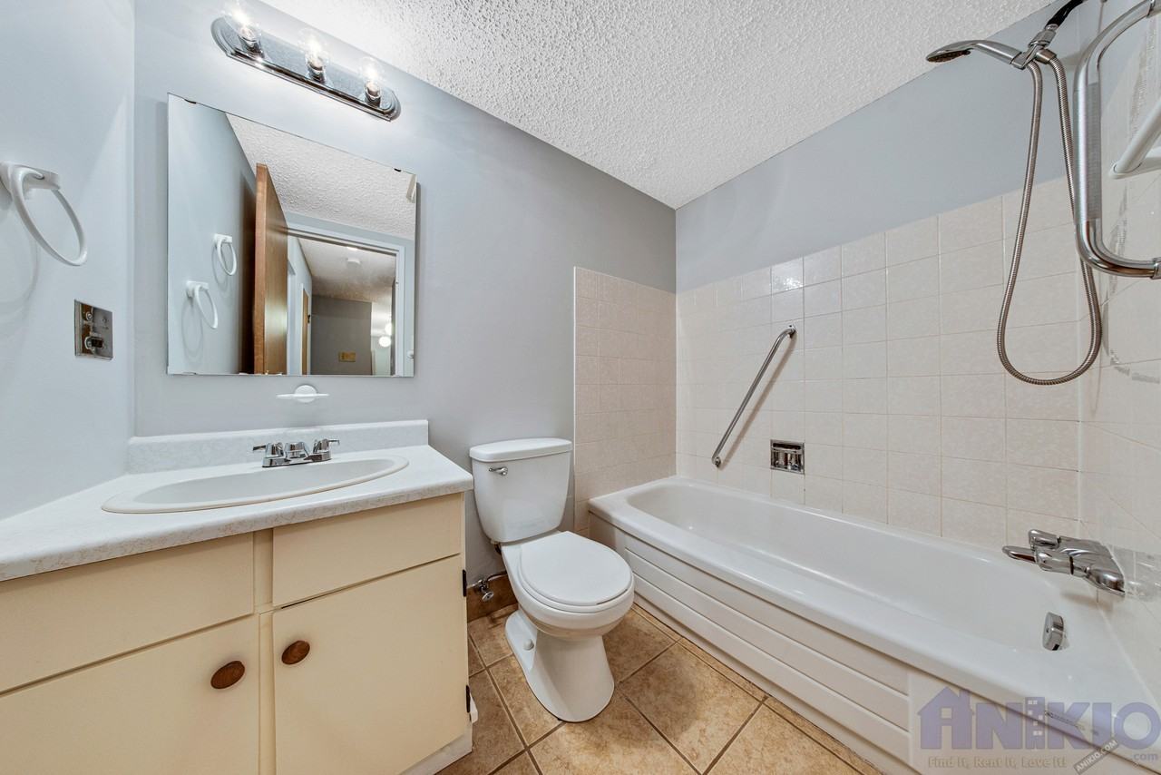 833 Wollaston Cres - Photo 3 of 11