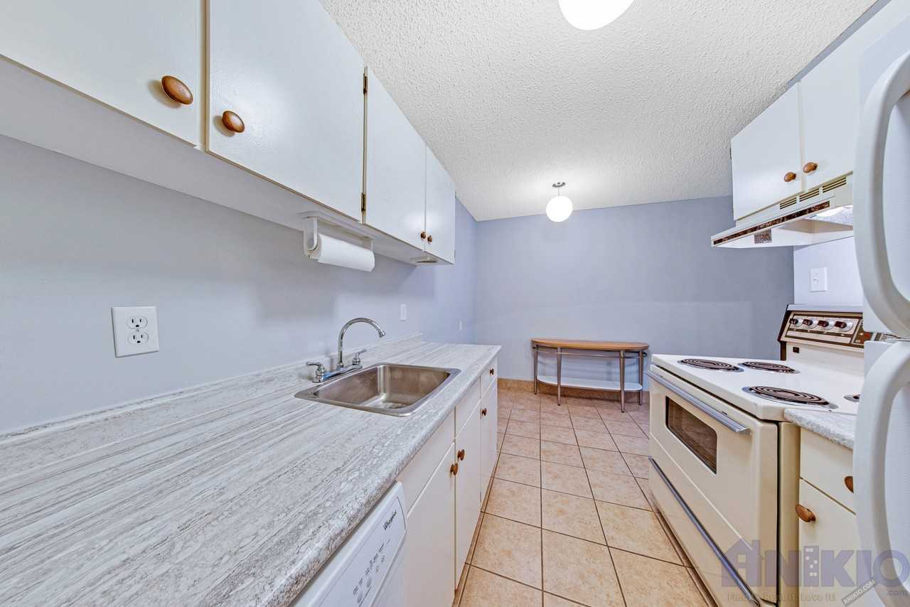 833 Wollaston Cres - Photo 4 of 11