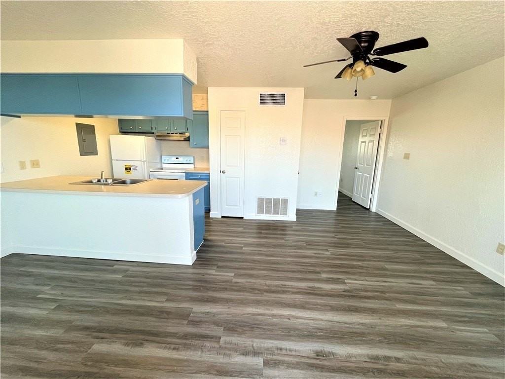 15209 Leeward Dr Apt B9 #B9 - Photo 3 of 15