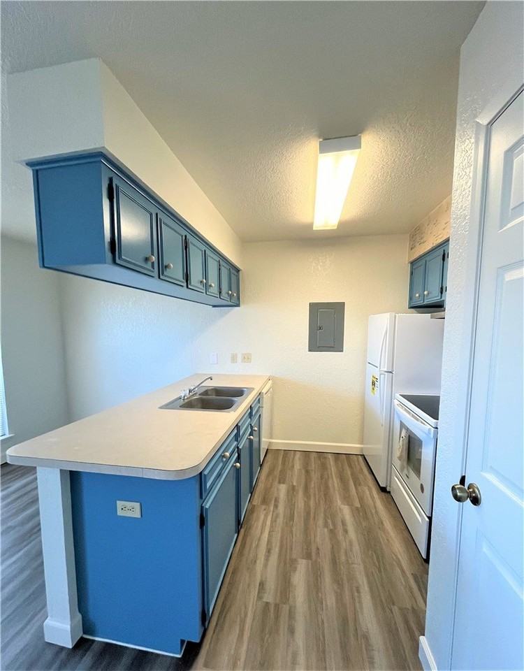 15209 Leeward Dr Apt B9 #B9 - Photo 7 of 15