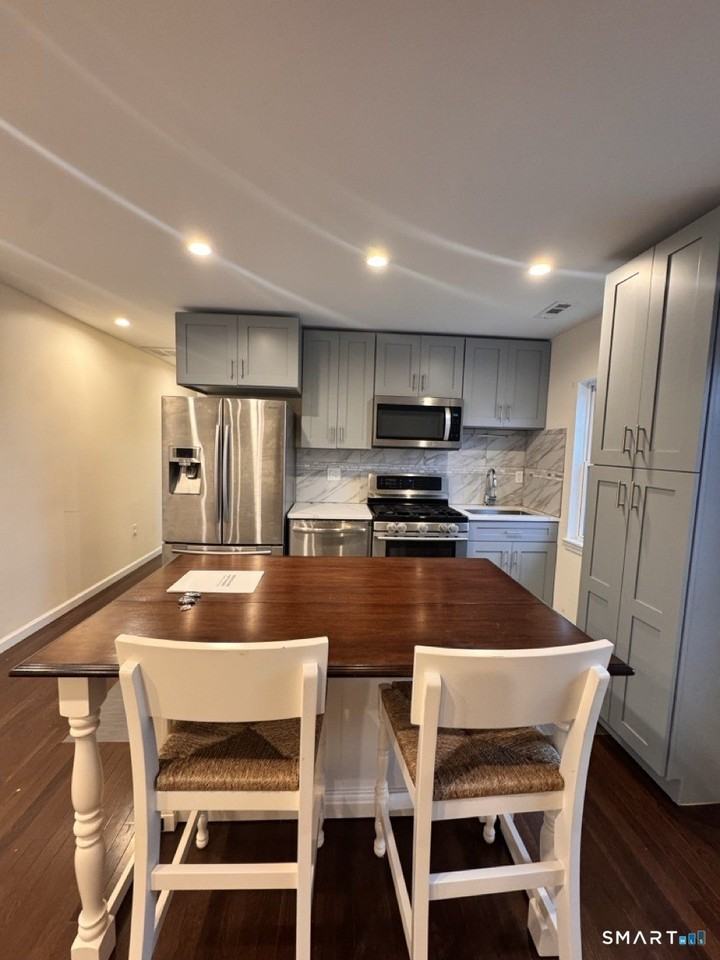 18 Soundview Ave Apt 3 #3 - Photo 2 of 8